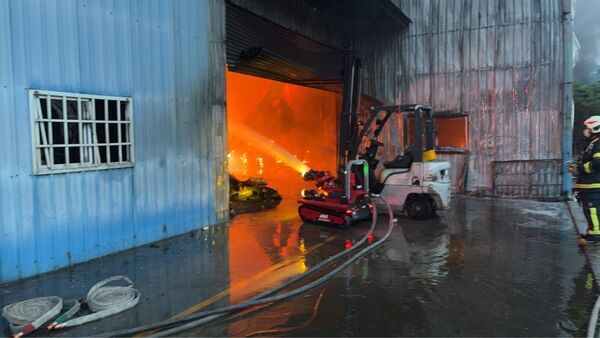 消防局出動機器人滅火。（圖／翻攝畫面）