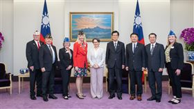 蕭副總統接見美海外退伍軍人訪賓副總統蕭美琴23日下午接見美國海外作戰退伍軍人協會總會長魏眸娥（Carol Whitmore）等人表示，政府非常重視強化國防力量，各方正逐步凝聚「以實力確保和平」的共識，相信這也是訪賓堅持的理念。（總統府提供）中央社記者溫貴香傳真　115年4月23日