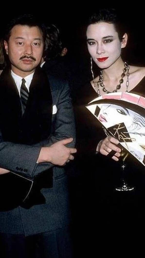 周天娜1972年嫁給了京劇大師周信芳的兒子周英華，並且甘願冠夫姓改名，育有2個孩子。（圖／翻攝自微博）