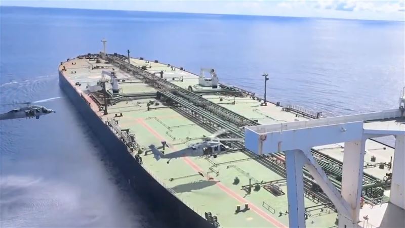 美軍在印度洋扣押一艘無國籍油輪「雄偉X號」（Majestic X），美軍士兵從直升機上「空中吊掛登船搜查」。（圖／翻攝自美國戰爭部X平台）