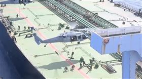 美軍在印度洋扣押一艘無國籍油輪「雄偉X號」（Majestic X），美軍士兵從直升機上「空中吊掛登船搜查」。（圖／翻攝自美國戰爭部X平台）