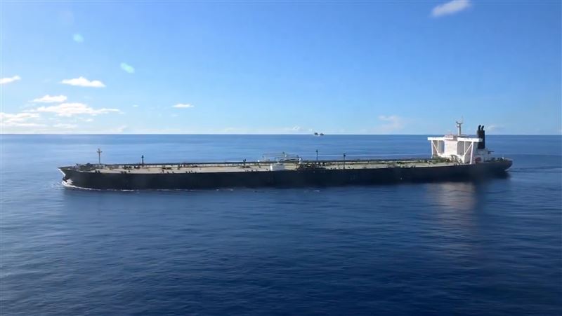 美軍在印度洋扣押一艘無國籍油輪「雄偉X號」（Majestic X），美軍士兵從直升機上「空中吊掛登船搜查」。（圖／翻攝自美國戰爭部X平台）