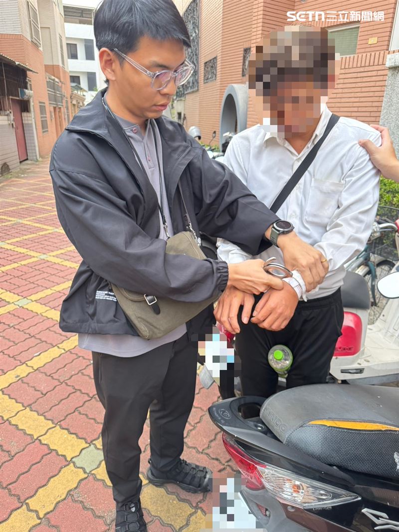 涉案的蔡男逃逸，於昨天（23日）傍晚被拘捕，在路邊遭警方上銬。（圖／翻攝畫面）