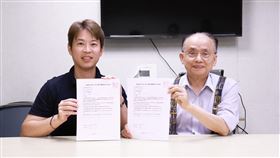 健談（7641）攜手台灣長照醫學會，導人AI營養管理平台，打造跨醫院至居家的連續性長照照護體系。圖左為健談公司董事長林鈺軒、圖右為台灣長照醫學會理事長潘仁修醫師。（圖／健談）