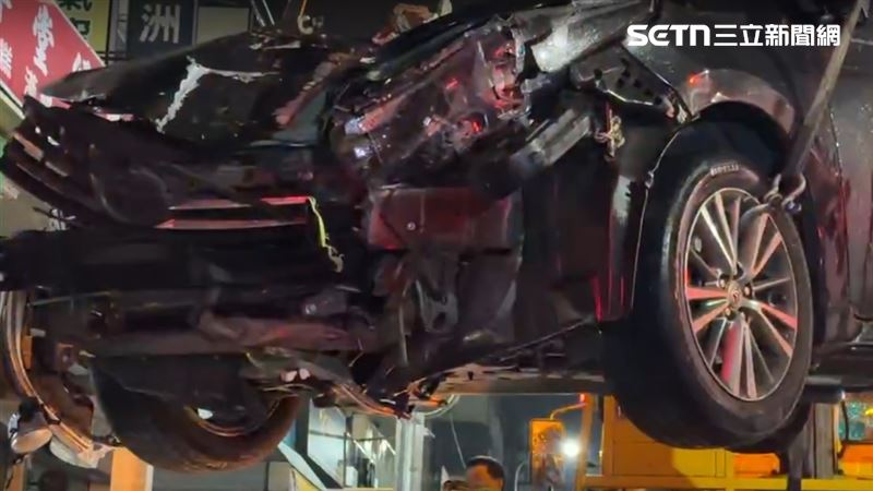 肇事車輛嚴重毀損，現場零件四散。（圖／翻攝畫面）
