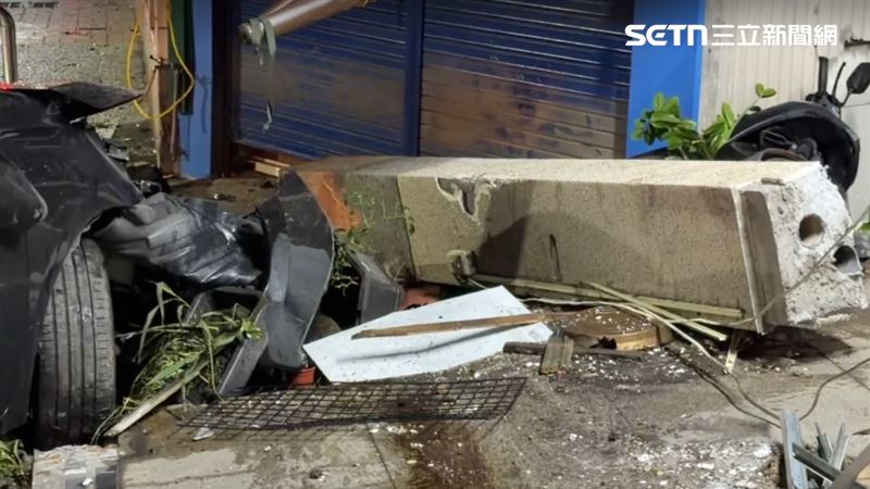 台中市神岡區豐洲路昨晚（23日）發生嚴重車禍，一輛車載4人，疑毒駕失控高速衝撞路邊鐵皮屋。（圖／翻攝畫面）