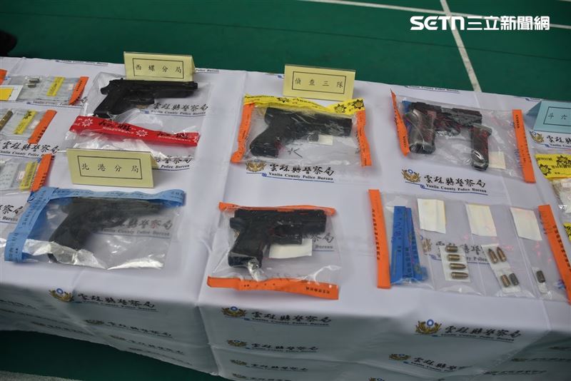 歷經長達4個月的蒐證與跟監，最終於今年4月初展開收網行動，一舉查獲藥頭與毒品分裝工廠。現場起出大量毒品還有槍枝。（圖／翻攝畫面）