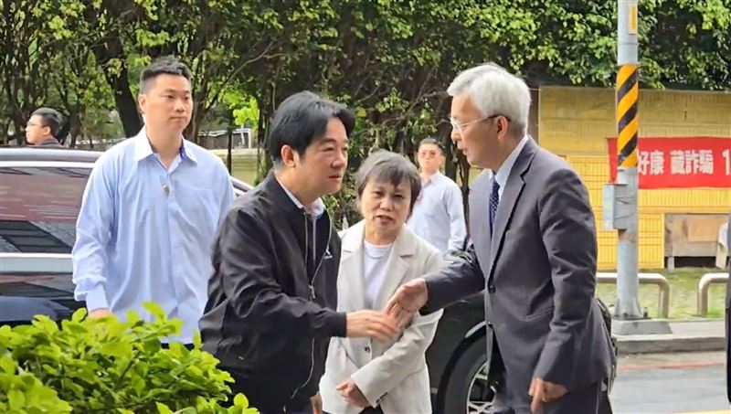 總統賴清德前往陳芊雯靈堂拈香慰問家屬。（圖／翻攝畫面）