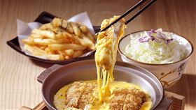起司豬排丼,夾豬排情境。（圖／福勝亭提供）