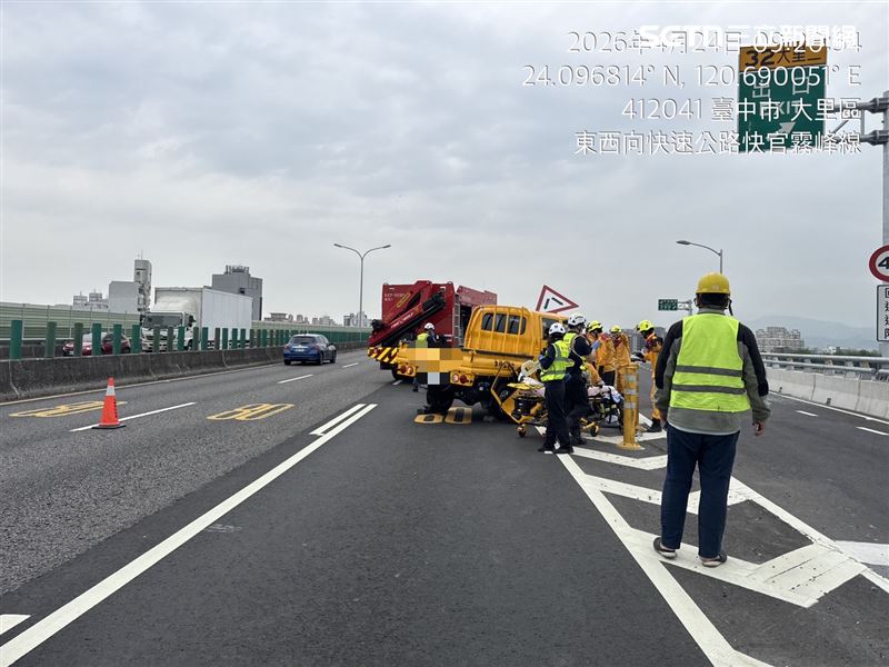 一名 29 歲張姓男子駕駛自小貨車行經 32k 處時，疑似因不熟悉路況，車輛失控猛烈撞擊外側護欄，造成車頭受損。（圖／翻攝畫面）