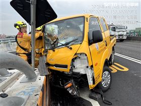新／台中74線恐怖自撞！29歲男貨車卡護欄（圖／翻攝畫面）
