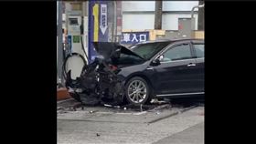 嘉義中埔台18線、富裕路口加油站前，邱女駕車追撞小貨車及加油站。（圖／民眾提供）