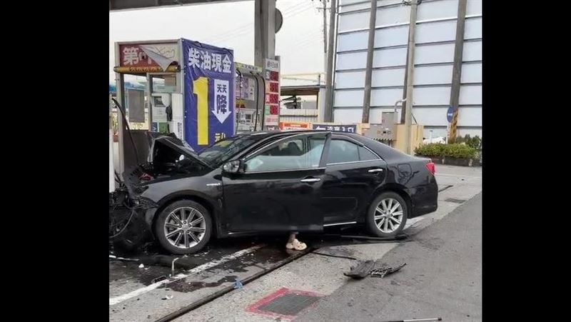 嘉義中埔台18線、富裕路口加油站前，邱女駕車追撞小貨車及加油站。（圖／民眾提供）