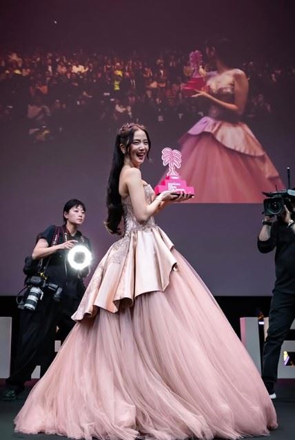 Jisoo榮獲「Madame Figaro新星獎」。（圖／翻攝自IG @canneseries）