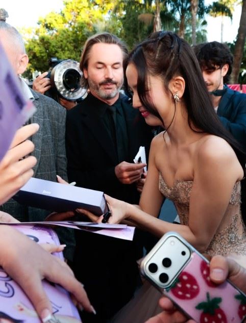 Jisoo在紅毯上親切地替粉絲簽名。（圖／翻攝自IG @canneseries）