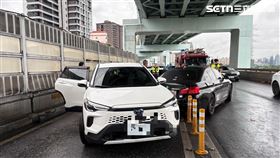 北市水源快速道路發生2車碰撞事故。（圖／翻攝畫面）