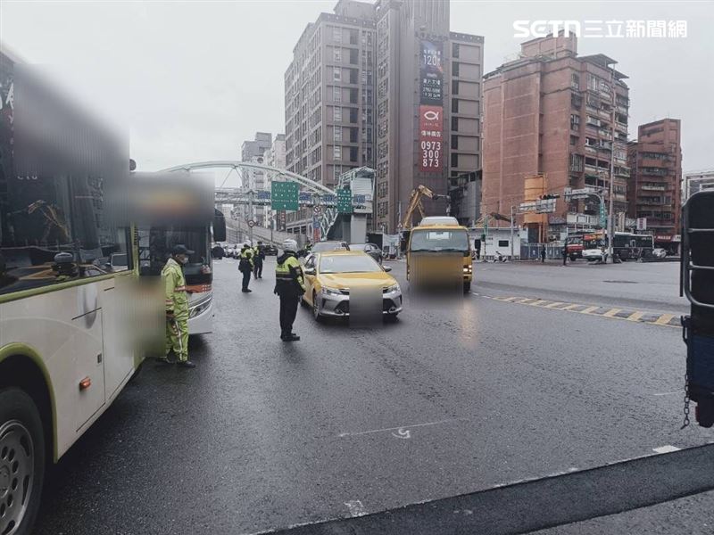 北市大貨車行經基隆路一段時撞斷路樹，枝幹壓毀公車及轎車的車頂。（圖／翻攝畫面）