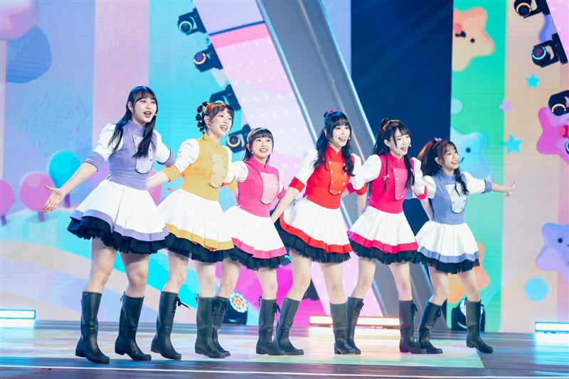 YOYO家族派出(左起)葡萄姐姐、百香果姐姐、蔓越莓姐姐、番茄姐姐、櫻桃姐姐、天竺鼠姐姐來應戰。（圖／緯來電視網提供）