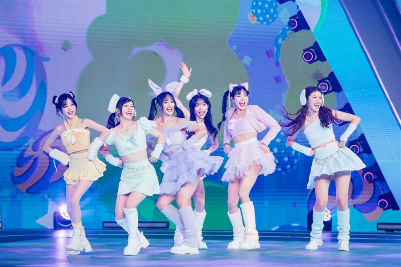 啦啦隊成員們化身「宇宙森友會」大跳捏泥巴和卡加布列島。(圖／緯來電視網提供）