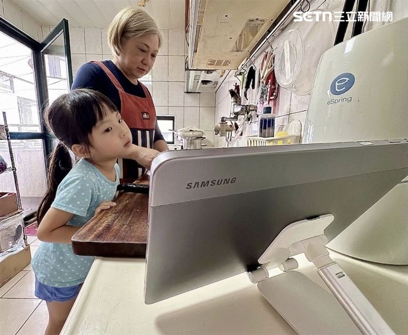 帶孩子看展逐漸成為家庭假日新選擇，但不少家長發現孩子在現場容易分心、理解有限，最後只剩走馬看花。若能事先準備，體驗會明顯提升，例如透過 Samsung Galaxy Tab A11+ 在出門前利用早餐或通勤時間播放相關影片或導覽內容，讓孩子先建立概念，到了現場也能更投入並即時提問，增加互動與學習效果。（圖／記者王文承攝製）