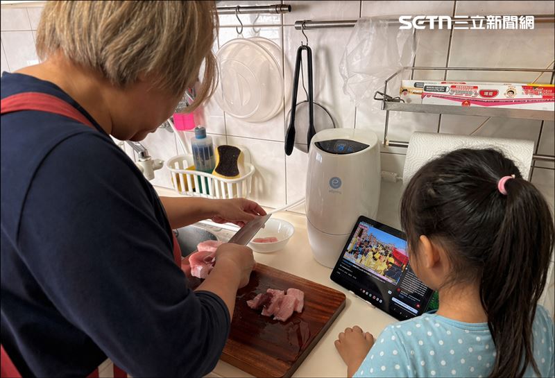 Samsung Galaxy Tab A11+ 在實際使用情境中，無論是排隊時播放影片、現場即時查詢資訊，或在餐廳休息時觀看內容，11 吋大螢幕搭配 90Hz 更新率都能維持順暢畫面、減少卡頓。再加上四顆立體揚聲器與 Dolby Atmos 音效，即使在較嘈雜的環境中，也能清楚聽見解說內容。（圖／記者王文承攝製）