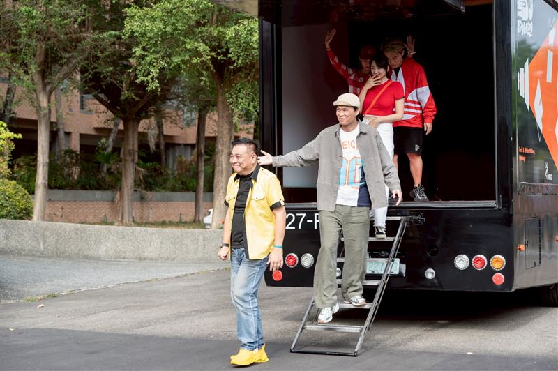 學妹們歡迎白雲學長回母校。(圖／公視台語台提供)