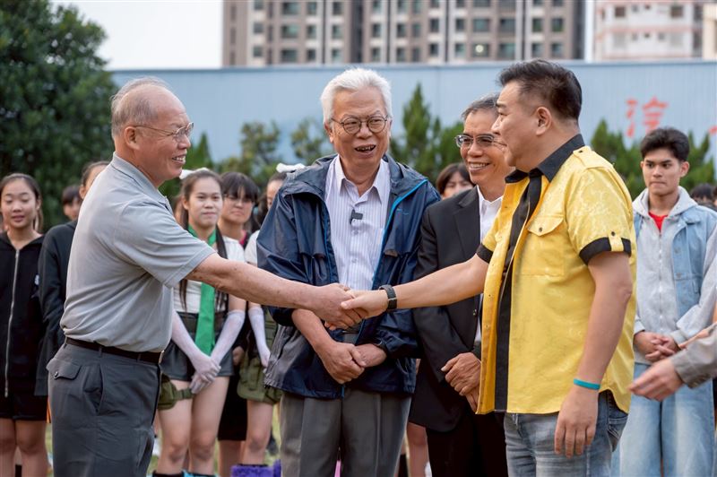 白雲回青年高中感謝老師和教官過去的照顧。(圖／公視台語台提供)