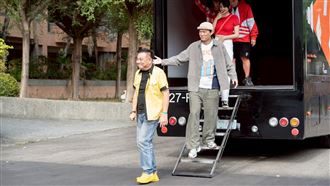 錄到一半睡著　資深男星遭控大字報都念錯