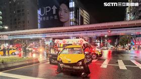 北市蘇男駕駛計程車闖紅燈，釀成3部計程車受損的嚴重事故。（圖／翻攝畫面）