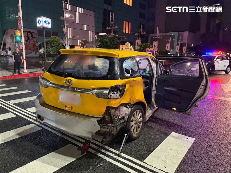 北市蘇男駕駛計程車闖紅燈，釀成3部計程車受損的嚴重事故。（圖／翻攝畫面）