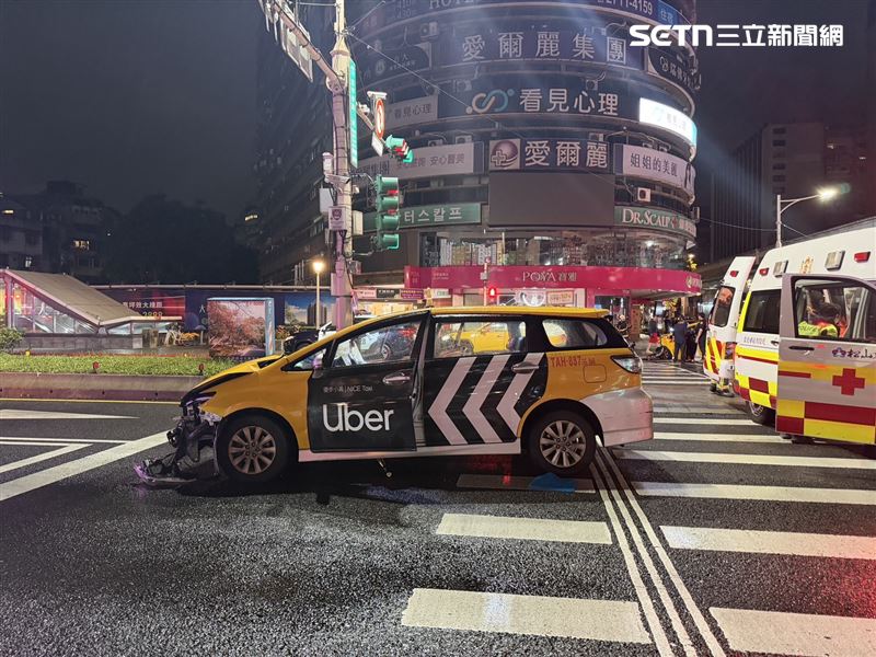 北市蘇男駕駛計程車闖紅燈，釀成3部計程車受損的嚴重事故。（圖／翻攝畫面）