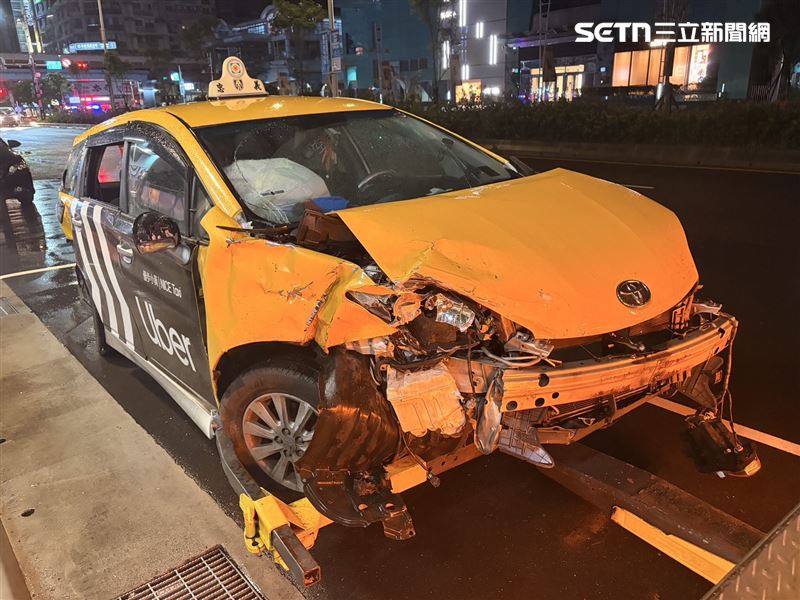 北市蘇男駕駛計程車闖紅燈，釀成3部計程車受損的嚴重事故。（圖／翻攝畫面）