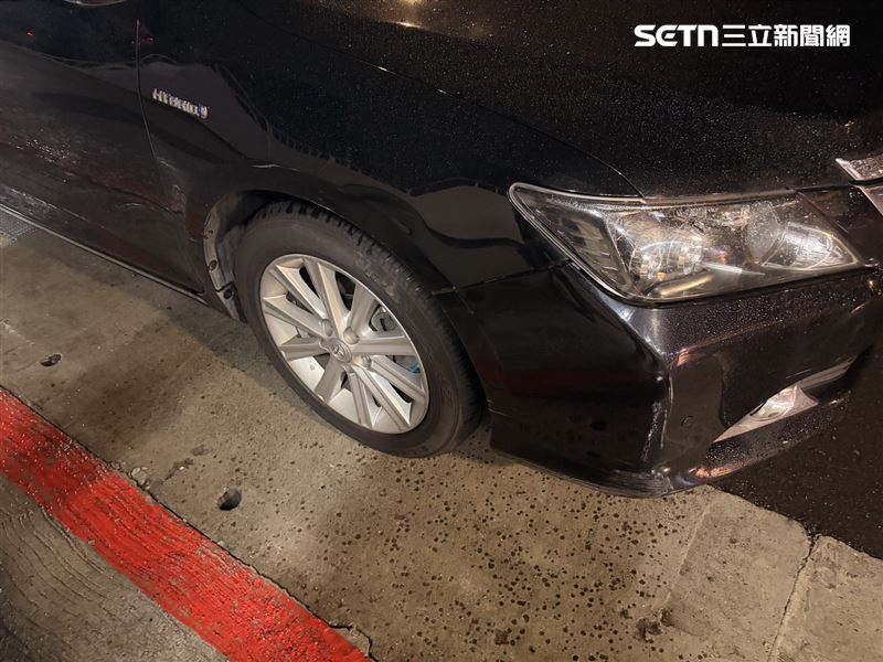 北市蘇男駕駛計程車闖紅燈，釀成3部計程車受損的嚴重事故。（圖／翻攝畫面）