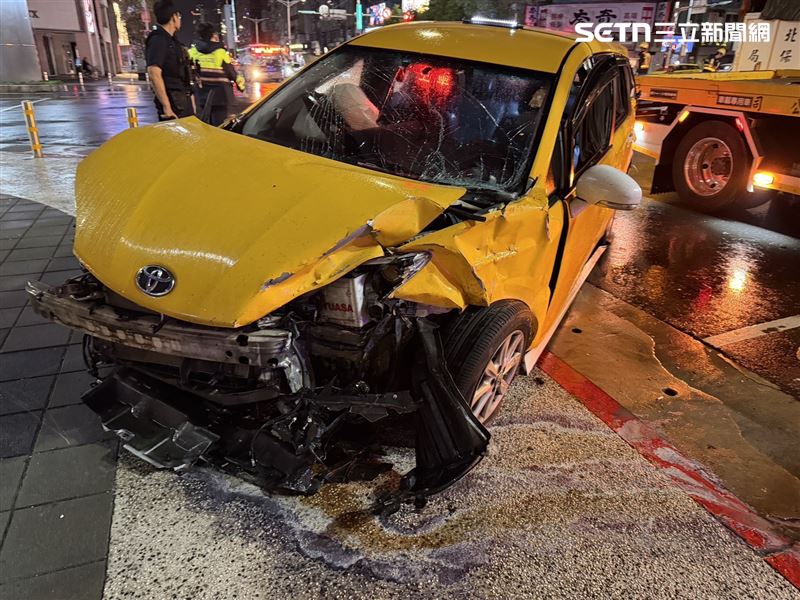 北市蘇男駕駛計程車闖紅燈，釀成3部計程車受損的嚴重事故。（圖／翻攝畫面）