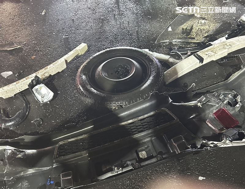 北市蘇男駕駛計程車闖紅燈，釀成3部計程車受損的嚴重事故。（圖／翻攝畫面）