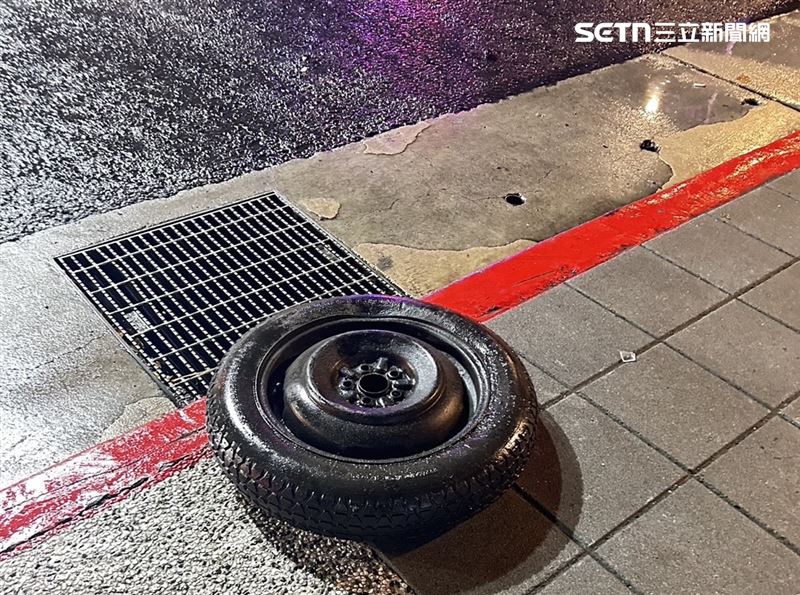 北市蘇男駕駛計程車闖紅燈，釀成3部計程車受損的嚴重事故。（圖／翻攝畫面）