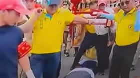 大甲鎮瀾宮媽祖進香活動，扶轎男子張開雙腳跨越信徒，引發輿論爭議。（圖／翻攝宗教爆報粉絲團）
