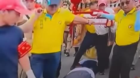 大甲鎮瀾宮媽祖進香活動，扶轎男子張開雙腳跨越信徒，引發輿論爭議。（圖／翻攝宗教爆報粉絲團）