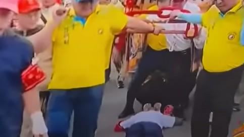 大甲鎮瀾宮媽祖進香活動，扶轎男子張開雙腳跨越信徒，引發輿論爭議。（圖／翻攝宗教爆報粉絲團）