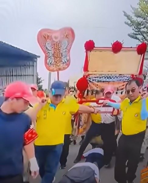 大甲鎮瀾宮媽祖進香活動，扶轎男子張開雙腳跨越信徒，引發輿論爭議。（圖／翻攝宗教爆報粉絲團）