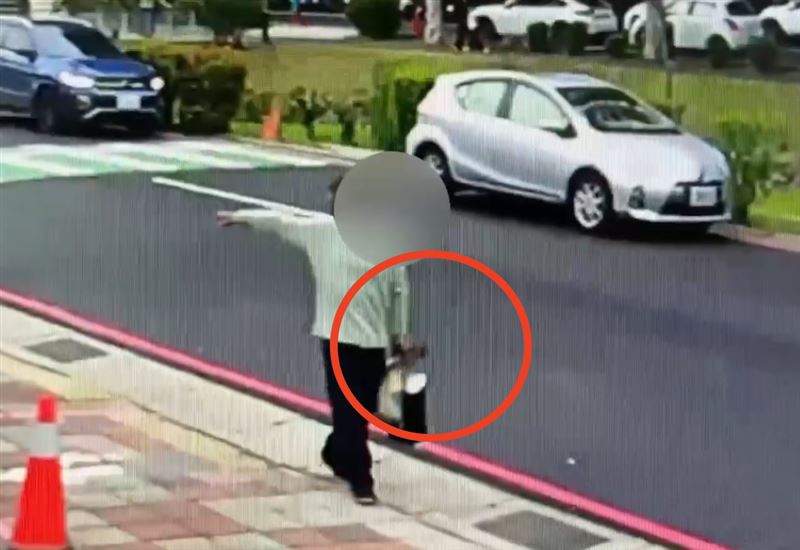 一名居無定所的男子，日前在竹北的國小附近持刀徘徊，引發家長的恐慌。（圖／翻攝畫面）