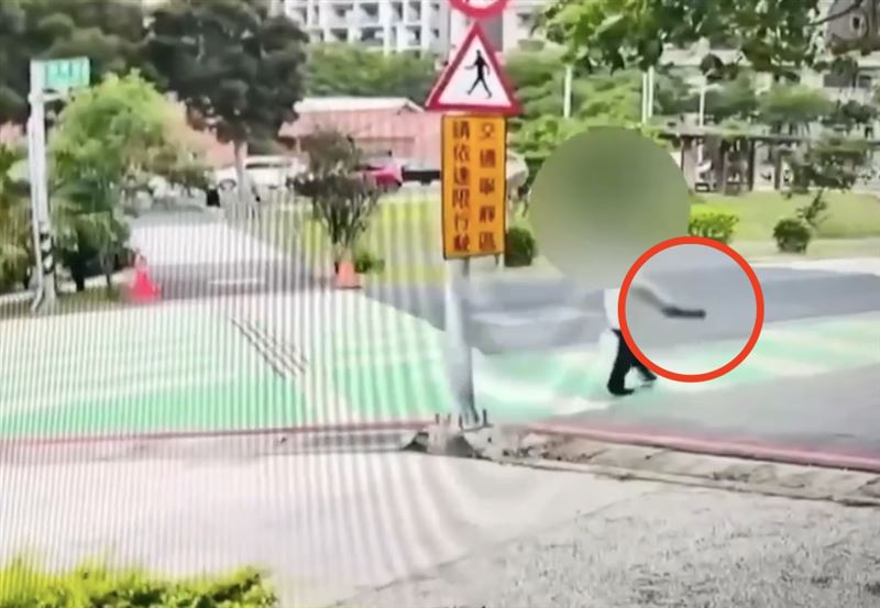 男子持生鏽菜刀在校園附近閒晃。（圖／翻攝畫面）