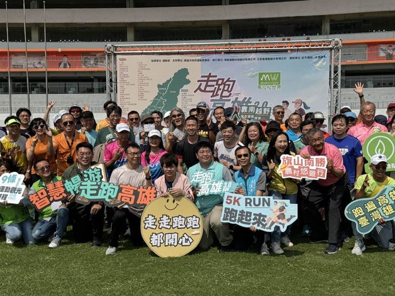 高雄擺脫六都最胖陰影，體態輕盈度躍升全國第四。運發局啟動「走跑高雄3.0」，橫跨38區70個熱點，首創運動換「一卡通綠點」當現金花，結合9條觀光遊程，從平地馬拉松到山上越野跑，要把整座城市變成市民的減重運動場。（圖／記者師瑞德攝影）