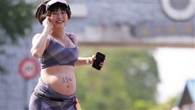 黃沐妍挺孕肚跑馬拉松。（圖／翻攝自IG）