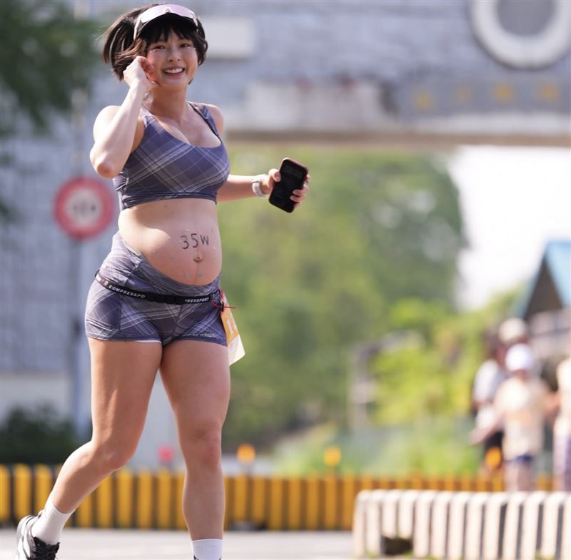 黃沐妍挺孕肚跑馬拉松。（圖／翻攝自IG）