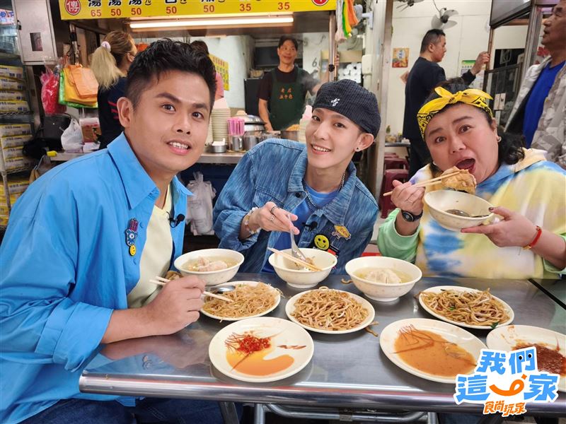 林美秀（右）被煥鈞（中）土味情話撩到無奈翻白眼，大哥張再興（左）搞笑補槍。(圖／TVBS提供）