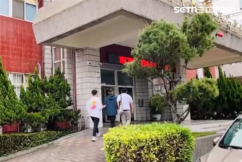 警調閱監視器發現是塗鴉兩人組，目前僅一人落網。（圖／翻攝畫面）