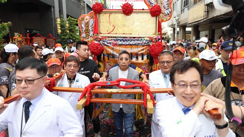 宏仁醫院董事長陳鴻銘，率總院長王斯弘等人接駕。（圖／翻攝畫面）