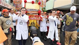 大甲鎮瀾宮媽祖遶境進香，於員林市宏仁醫院停轎，由醫護人員扛轎為患者祈福。（圖／翻攝畫面）