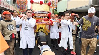 大甲媽祖停轎宏仁醫院！白袍醫護扛轎祈福